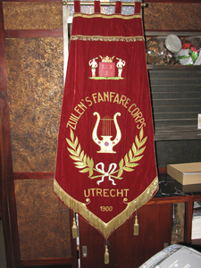 862365 Afbeelding van een vaandel van het 'Zuilen's Fanfarecorps' (opgericht 1 nov. 1900), dat opgesteld gaat worden in ...